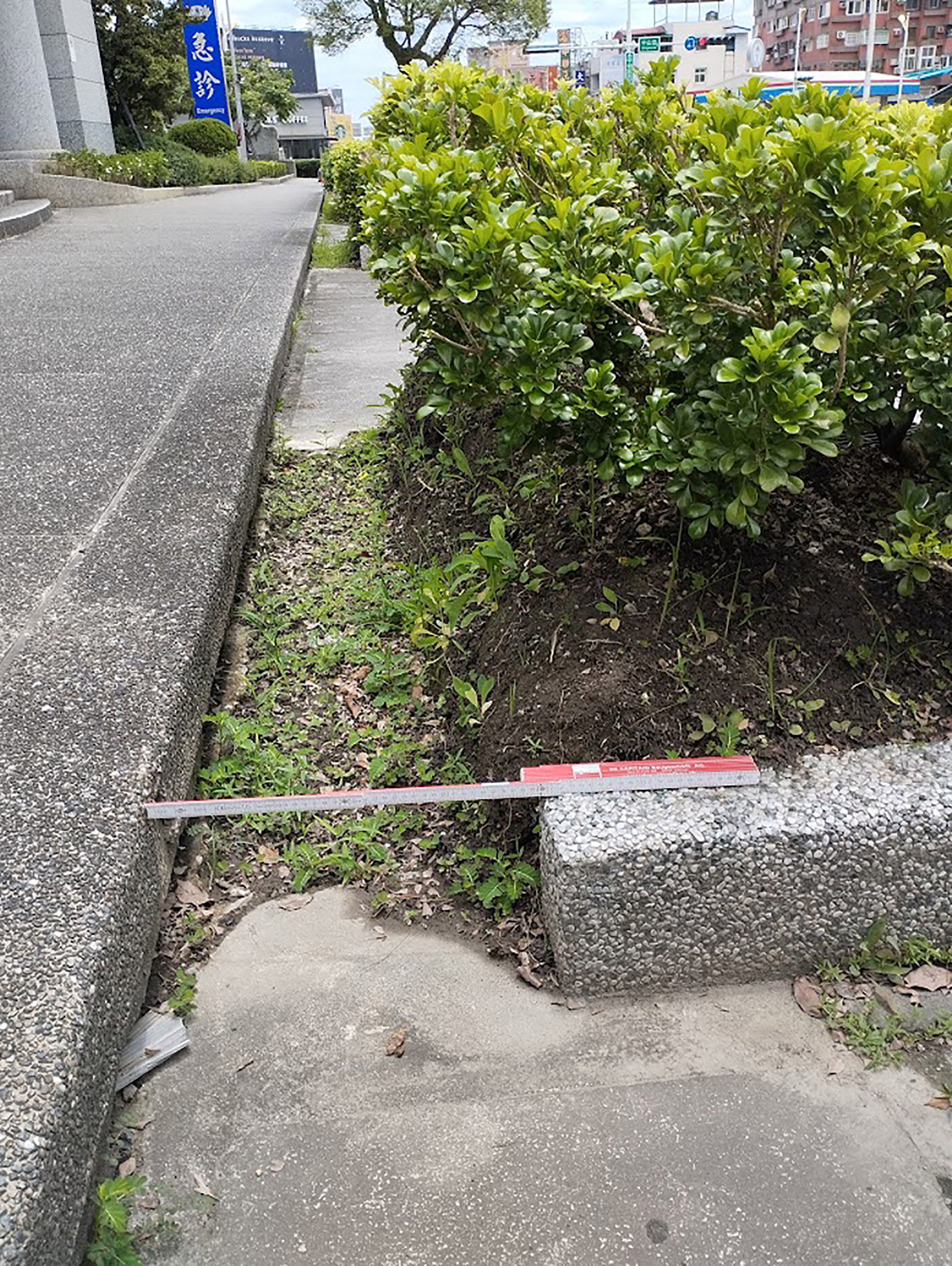 Dsitance entre bâtiment sur plot parasismique et le trottoir pour le risque d'interaction